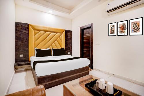 a bedroom with a bed in a room at Hotel O Paradise in Ghaziabad