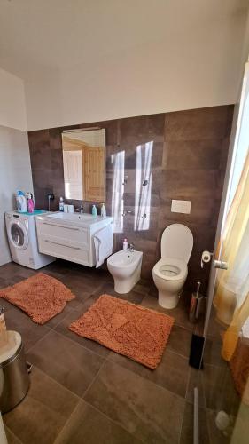 Ένα μπάνιο στο Appartamento Raggio di Sole Dossena BG