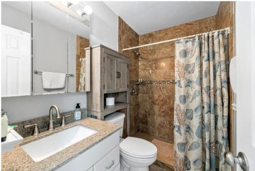 Ένα μπάνιο στο Hidden Gem on bay front