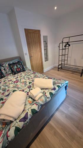 Una cama con almohadas en una habitación. en Ty Gwyn, en Troed-y-rhiw