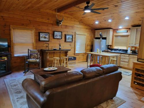 Kuchyň nebo kuchyňský kout v ubytování Lake Cabin on 10Acres w Seasonal Waterfront Views