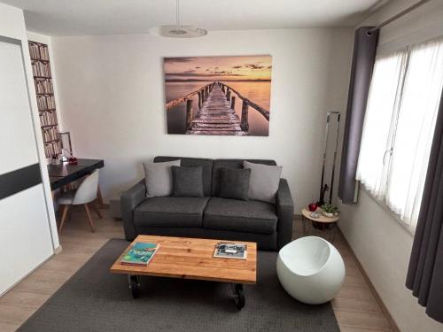 un soggiorno con un divano e un tavolo di Lovely Studio Cannes a Cannes