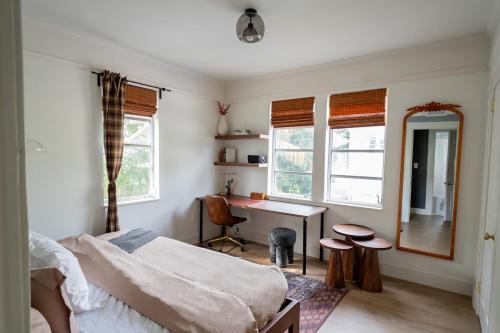 Un dormitorio con una cama, un escritorio y un espejo. en Cozy 2br 5 mins drive to the beach j6, en Hollywood