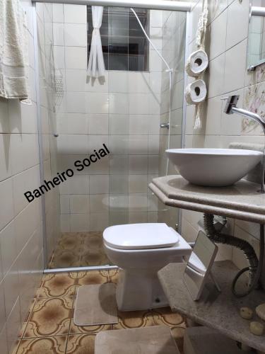 a bathroom with a toilet and a sink at Aparecida Confortável Apartamento in Aparecida