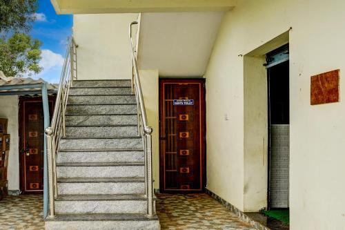 Gambar di galeri bagi Hotel O SRI SRINIVASA BOARDING & LODGING di Aivarkhandpur