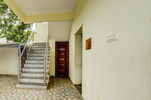 Gambar di galeri bagi Hotel O SRI SRINIVASA BOARDING & LODGING di Aivarkhandpur