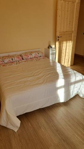 Ένα ή περισσότερα κρεβάτια σε δωμάτιο στο Appartamento Raggio di Sole Dossena BG