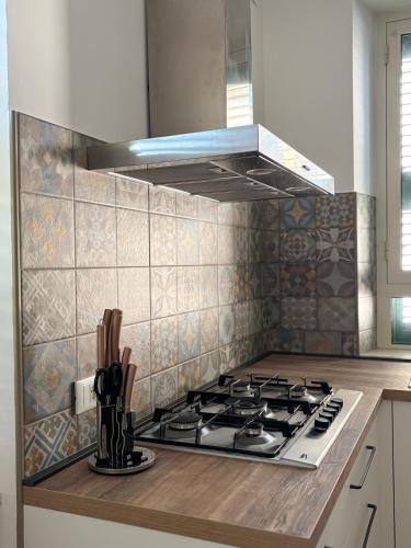 a kitchen with a stove top in a kitchen at Ai piedi del Morrone in Tocco da Casauria