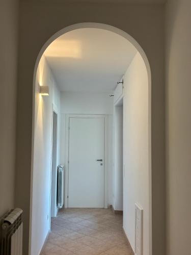 an archway leading into a hallway with a white door at Ai piedi del Morrone in Tocco da Casauria