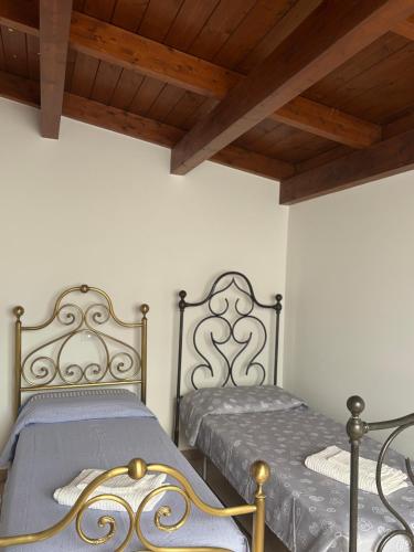 two beds sitting next to each other in a room at Ai piedi del Morrone in Tocco da Casauria