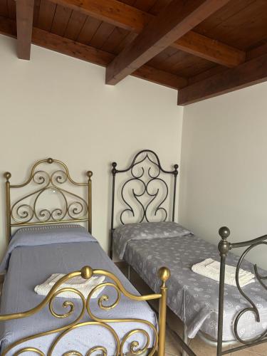 two beds sitting next to each other in a room at Ai piedi del Morrone in Tocco da Casauria