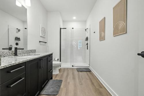 a bathroom with a shower and a sink and a toilet at IRIE Living Brand New Lux 2BR Min Grand Park in Westfield