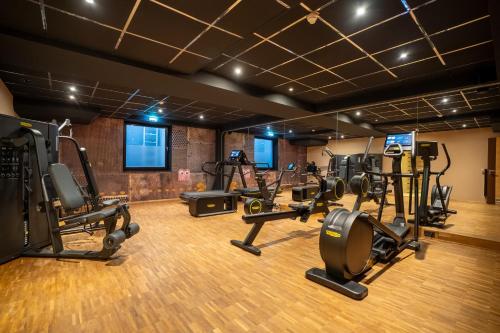 a gym with several treadmills and cardio machines at Ringhotel Niedersachsen in Höxter