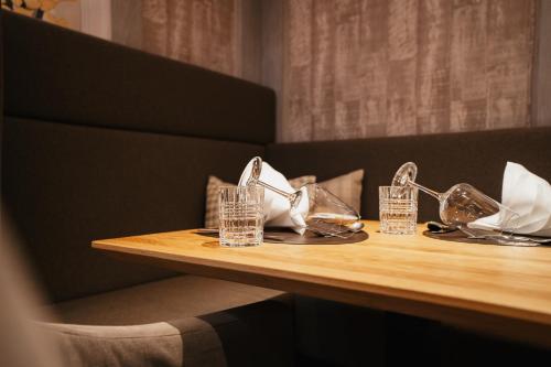 a table with some glasses and napkins on it at Ringhotel Niedersachsen in Höxter