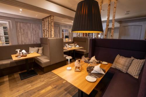 a dining room with a table and chairs at Ringhotel Niedersachsen in Höxter