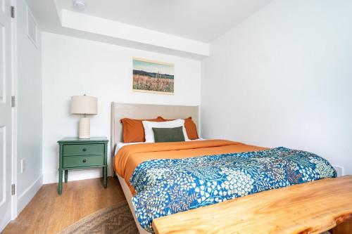 1 dormitorio con cama y mesita de noche verde en Lovely 2br apt, 5 mins drive to the beach - j8, en Hollywood