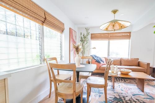 Una sala de estar con una mesa y sillas y un sofá. en Lovely 2br apt, 5 mins drive to the beach - j8, en Hollywood