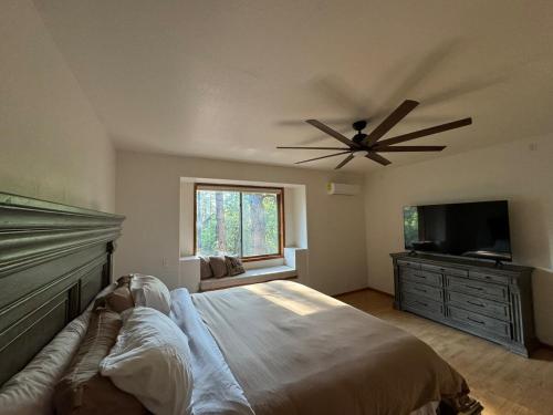 Ένα ή περισσότερα κρεβάτια σε δωμάτιο στο Cozy Pine Cabin