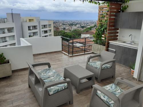 a patio with chairs and a sink on a balcony at Tranquilo y cómodo apartamento en San Fernando Viejo in Cali