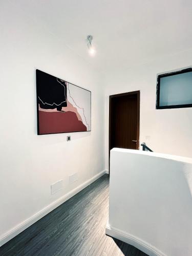 Una televisión o centro de entretenimiento en MoHavenHomes