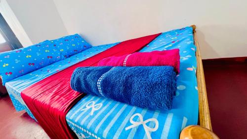 ParakaduwaにあるLovers Park Hotelのベッド(カラフルな枕付)