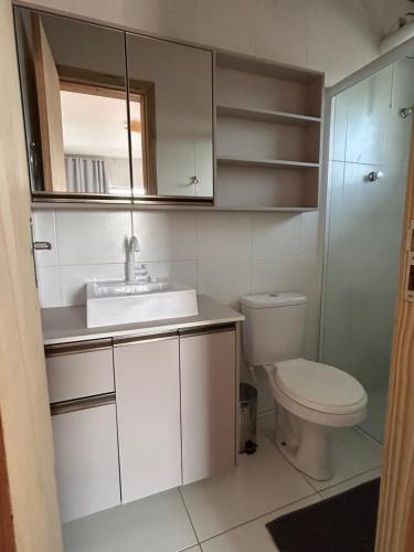 Casa com piscina em Bombinhas في بومبينهاس: حمام مع حوض ومرحاض