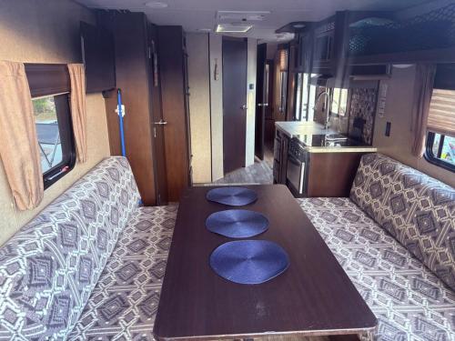 Una cocina o cocineta en RV In The Keys a Tropical Retreat
