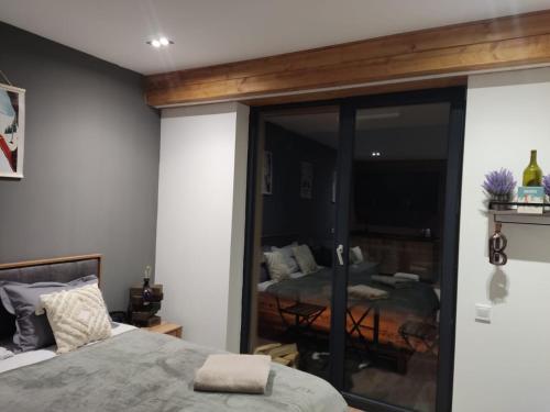 - une chambre avec un lit et une vue sur une pièce dans l'établissement Evdo Apartments F4 modern room, à Kʼumlistsʼikhe