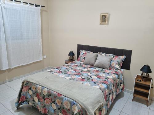 Postel nebo postele na pokoji v ubytování Maravilhoso Hostel Pousada Casa das Flores no Centro de Assis- SP-Brasil