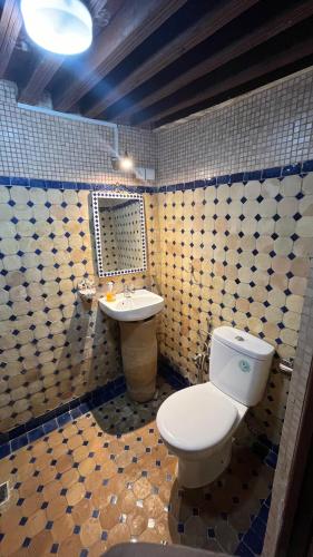 Dar atlas tesisinde bir banyo