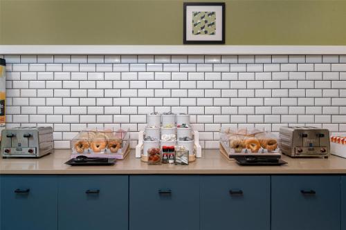 un comptoir avec un tas de beignets sur lui dans l'établissement Spark by Hilton Summerville, à Summerville