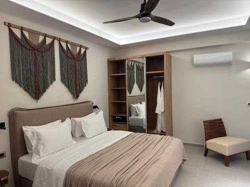 ein Schlafzimmer mit einem Bett und einem Deckenventilator in der Unterkunft Τhe Noverian Antama Organic Beach Resort Chania in Agia Marina