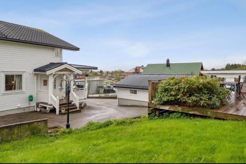 a view of a house with a yard at KB - Villa sentrum Leknes in Vestvågøya
