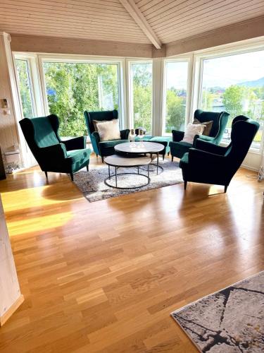 a living room with chairs and a table at KB - Villa sentrum Leknes in Vestvågøya