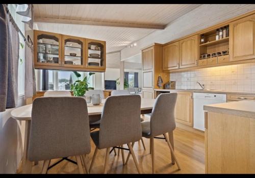 a kitchen with a table and chairs in it at KB - Villa sentrum Leknes in Vestvågøya