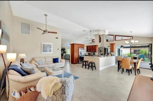Pirates Cove Marco Island, saltwater pool, bikes, water sports, paddle boards included!にあるシーティングエリア