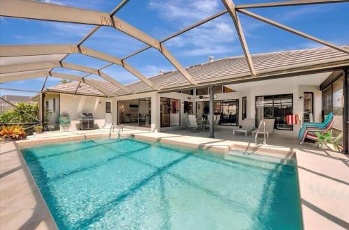 マルコ・アイランドにあるPirates Cove Marco Island, saltwater pool, bikes, water sports, paddle boards included!のスイミングプール付き家