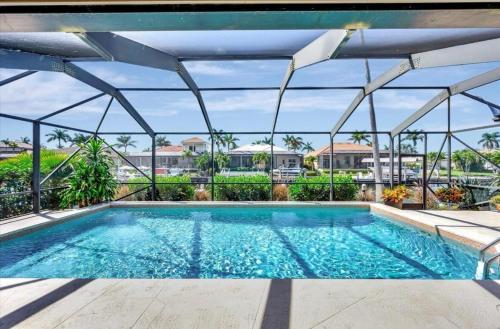 Pirates Cove Marco Island, saltwater pool, bikes, water sports, paddle boards included!の敷地内または近くにあるプール