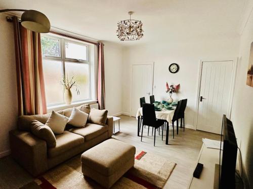 Willenhallにある#56 Stylish 4-Bed House Free Parking Near Shopsのソファとテーブルのあるリビングルーム