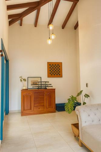 a living room with a couch and a cabinet at Soluna Apartamento Jericó Parque in Jericó