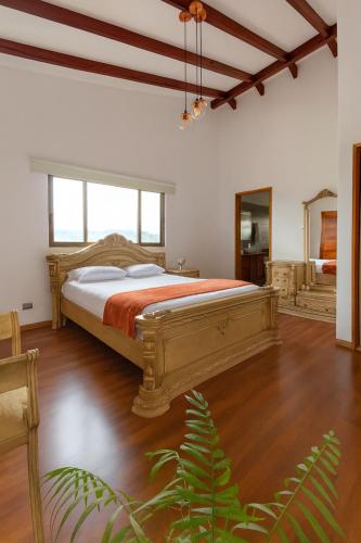 a bedroom with a bed and a wooden floor at Soluna Apartamento Jericó Parque in Jericó