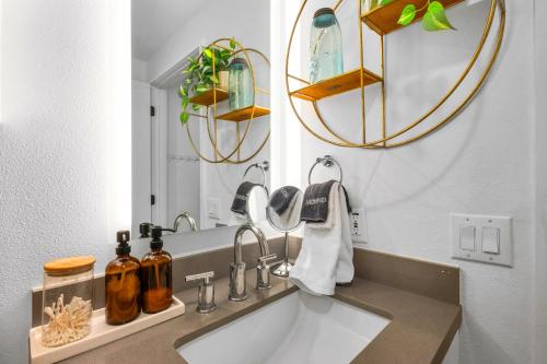 un bagno con lavandino e specchio di Austin Stylish Studio ad Austin