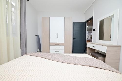 Postel nebo postele na pokoji v ubytování Smart & Modern 2BR Home in Secure Gated Area