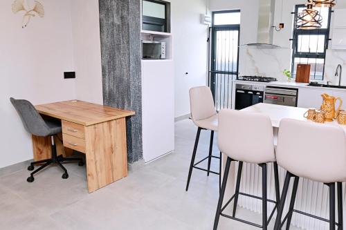 Kuchyň nebo kuchyňský kout v ubytování Smart & Modern 2BR Home in Secure Gated Area