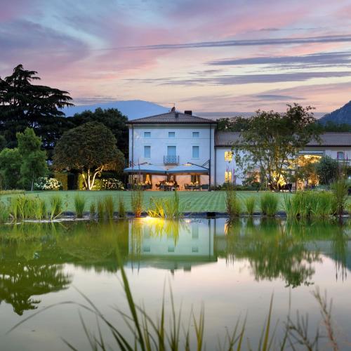 a building with a pond in front of it at Ca' Apollonio Heritage in Romano D'Ezzelino