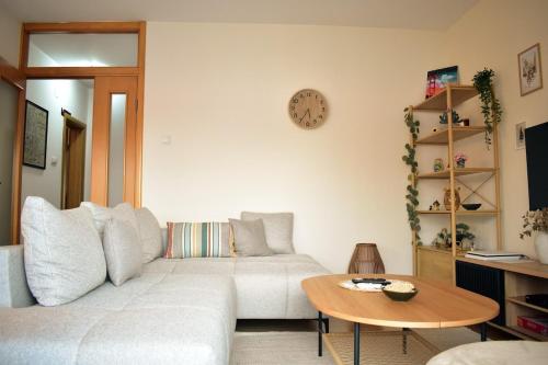 TV a/nebo společenská místnost v ubytování Olivers Cozy and Spacious Apt