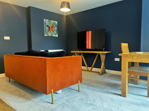 un soggiorno con un divano e una TV di Kingsley Gardens Luxury Apartments a Northampton