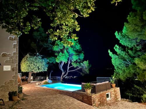 Bazén v ubytování Holiday house Pantovčak, secluded stone house with heated pool and unique view nebo v jeho okolí