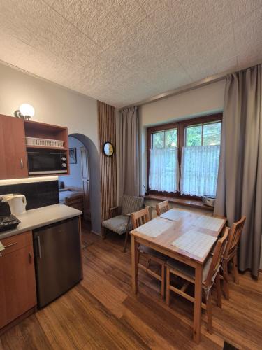 Una cocina o cocineta en Wynajem Pokoi Gościnnych