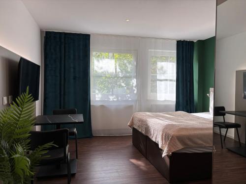 um quarto com uma cama e uma janela em Loft Apartments - nähe Hautbahnhof - urbane Umgebung - Küche em Nuremberga